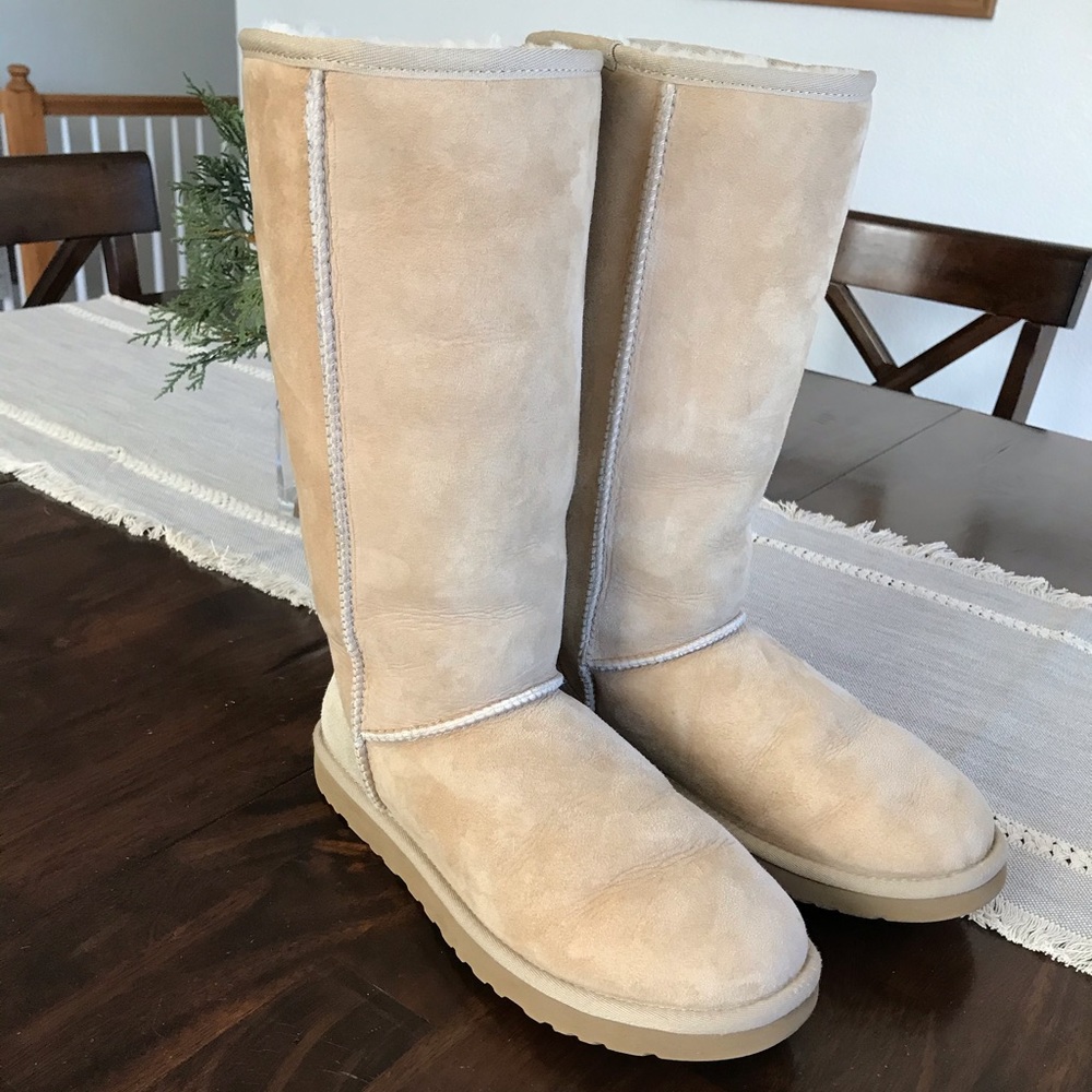 Classic tall UGG Boots in Sand sz9